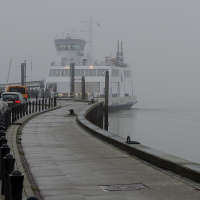 Nordby færgehavn im Nebel.