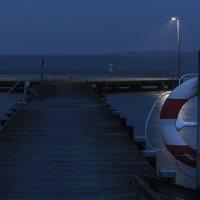 Ausflugschiffanleger in der Nacht.