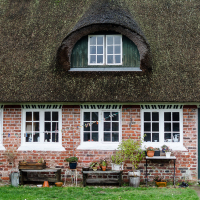 Die Verzierungen über den Türen und Fenstern sind traditionell und für die Insel typisch.